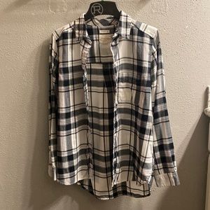 American Eagle boyfriend fit flannel top black and white